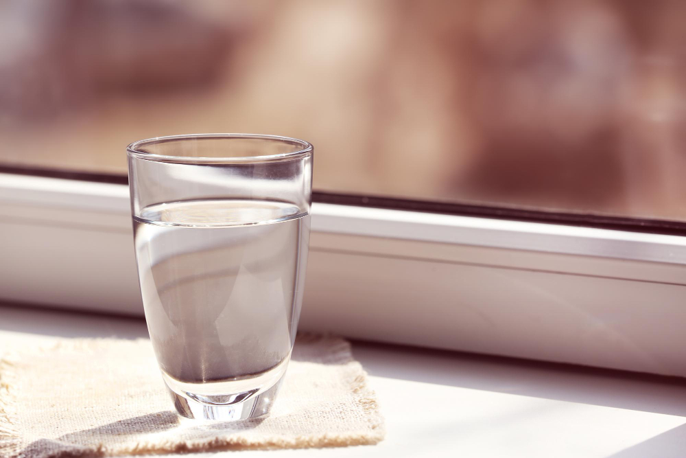 glass-of-drinking-water-on-windowsill-in-sunlight-arsenic-testing-awareness